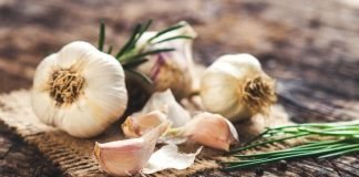 Usturoiul – plantă magică și antidot pentru strigoi Usturoi servit cu magie și superstiții