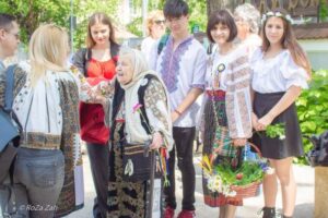 Plimbare în costum tradițional prin București