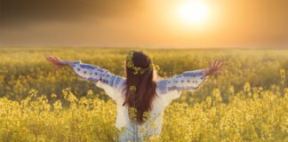 La Mulți Ani, “Domnițe cu altițe”! La multi ani, Domnițe cu altițe!