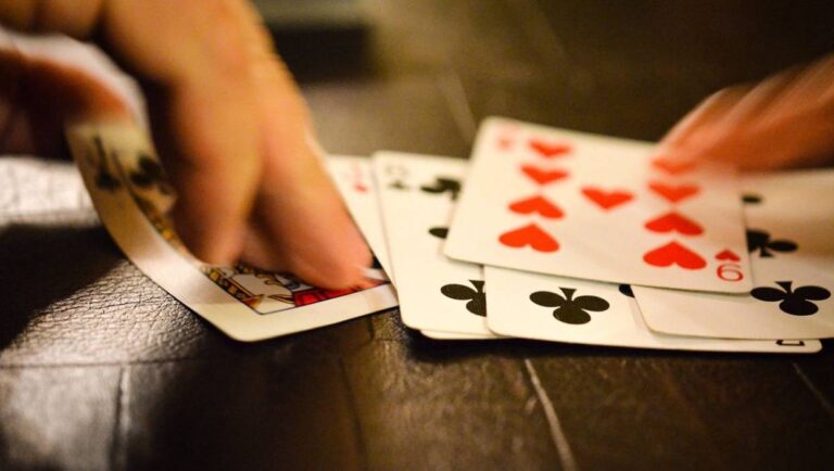 Pokerul si teleportarea: o povestire cu multe înțelesuri despre trecut și prezent